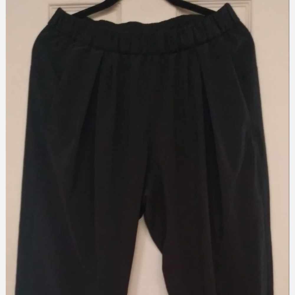 Lululemon Size 8 Slouch Capri Athletic Wear Crop Pant black elastic waist & hem
